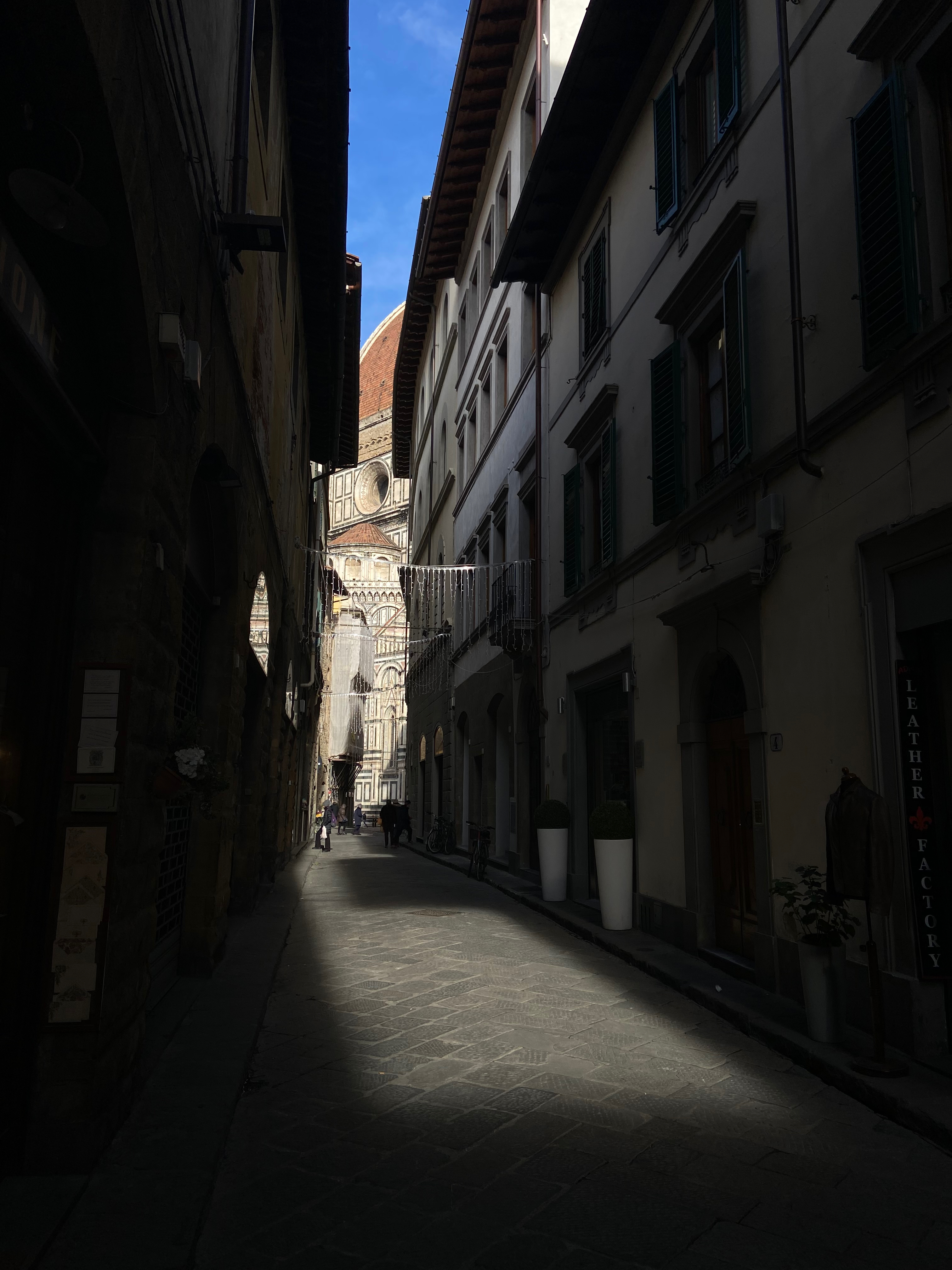 Duomo näkyy moneen paikkaan Firenzessä.