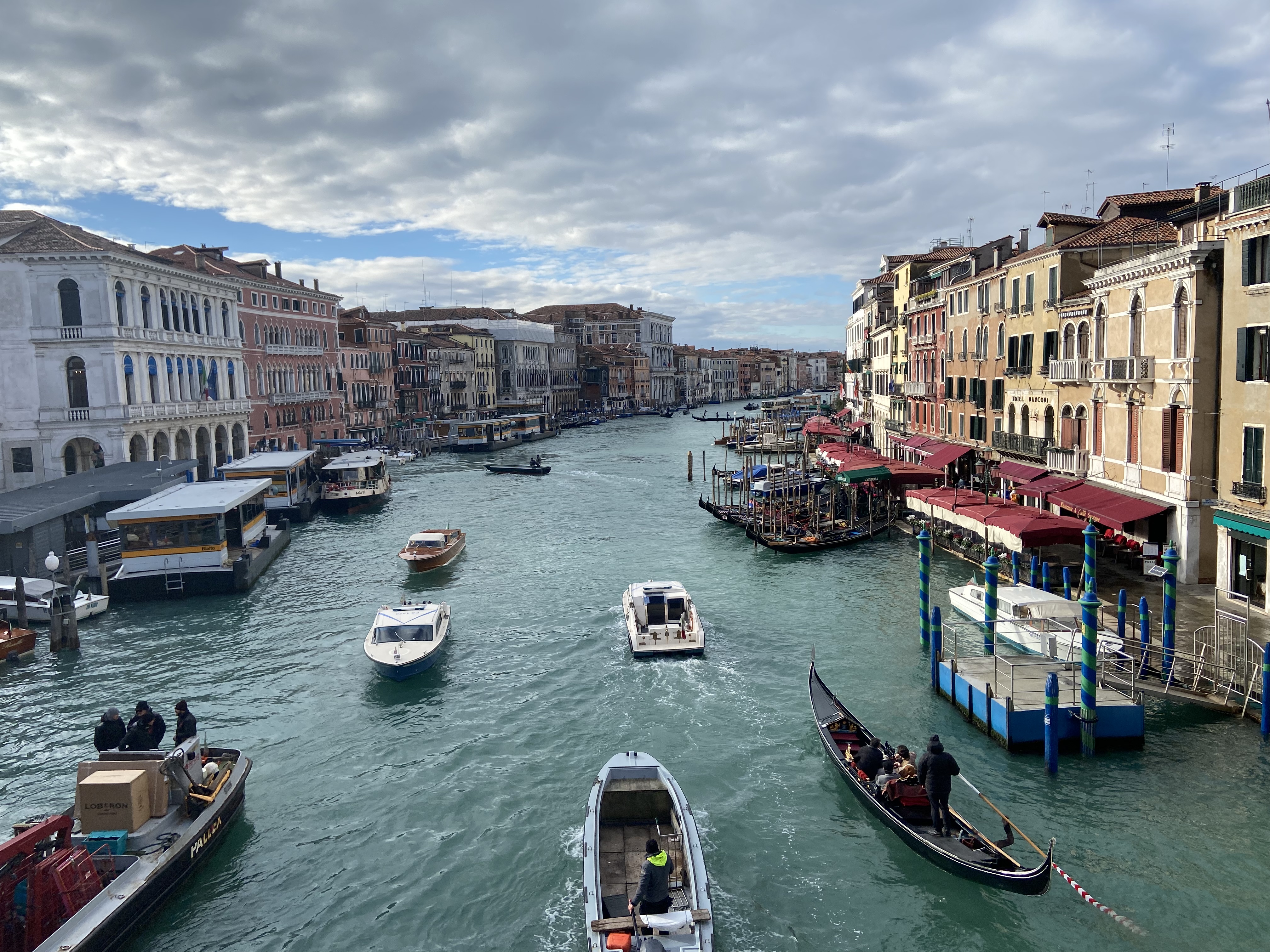 Näkymä Rialton sillalta Canal Grandelle Venetsiassa.